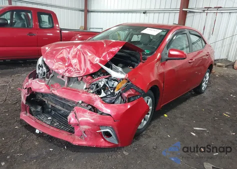 2015 Toyota Corolla Le z USA, uszkodzony, nr VIN 5YFBURHE5FP315537